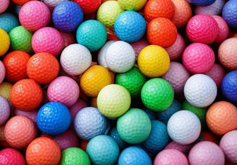 Balles de golf colorées : un choix stratégique et esthétique pour tous les golfeurs