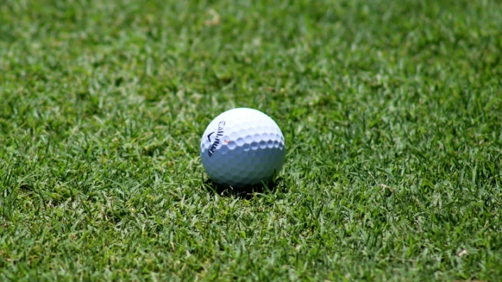 Comment retrouver sa balle de golf​ sur le parcours : conseils pratiques