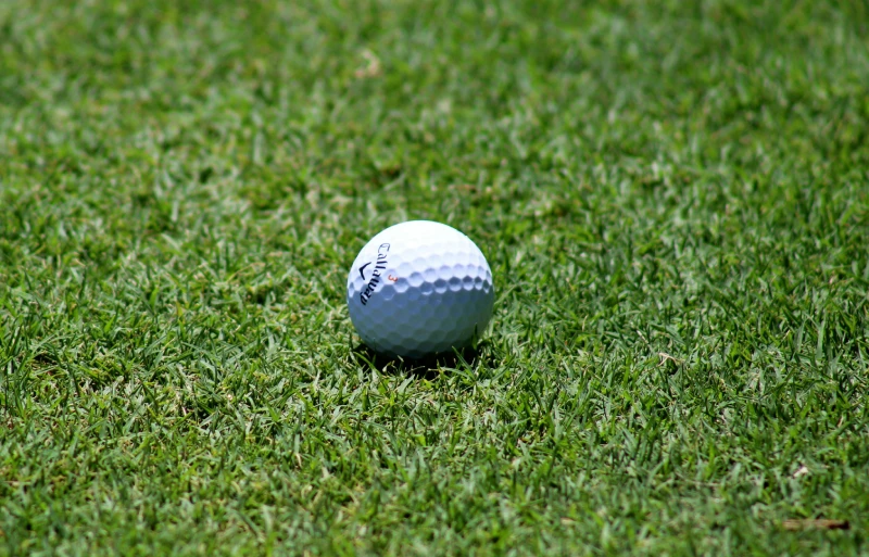 Comment retrouver sa balle de golf​ sur le parcours : conseils pratiques